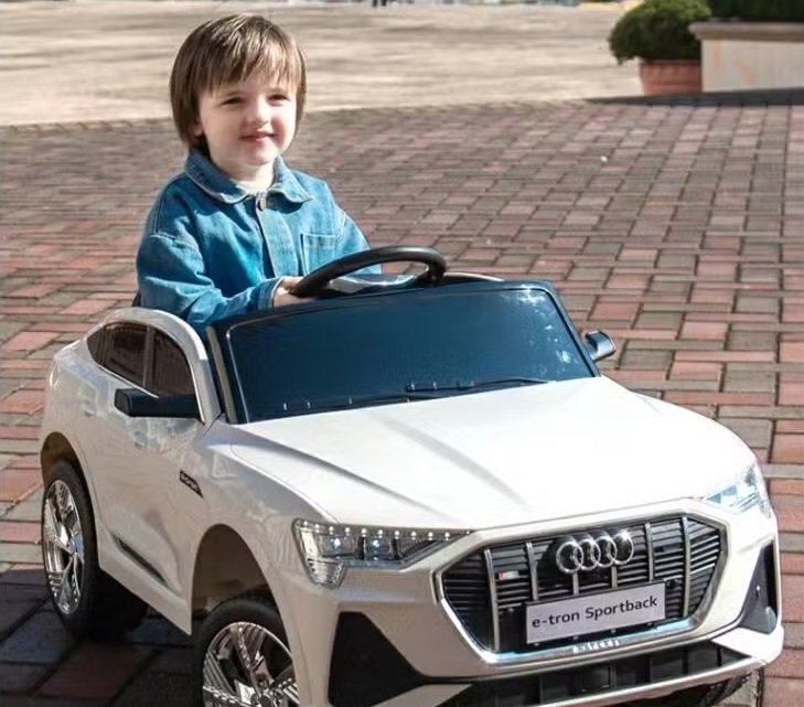 Audi Masinuta electrica pentru copii cu licenta E-Tron Sportback White cu telecomanda 2.4G acumulator 12V4.5Ahmotoare 80wlumini ledmuzicapornire la butonusi cu deschideremp3usbfunctie swing3 viteze din telecomanda