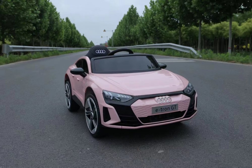 Audi Masinuta electrica pentru copii e-Tron GT Pink cu licentaradiocomanda 2.4Groti EVAdoua motoareacumulator 12Vfaruri si stopuri LEDacumulator 12V45Ahdoua motoareoglinzi retrovizoareunitate o cu muzica