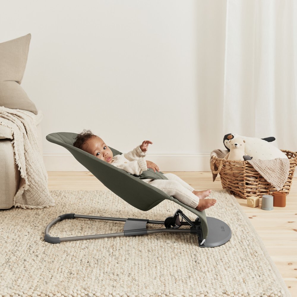 BabyBjorn Balansoar Bliss Dark Green cu aspect delicat de petala tesatura matlasata