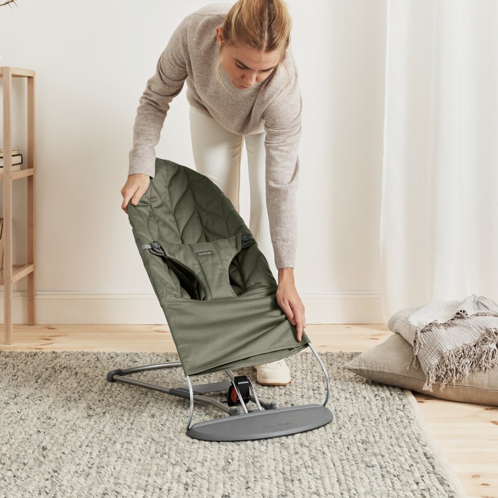 BabyBjorn Balansoar Bliss Dark Green cu aspect delicat de petala tesatura matlasata