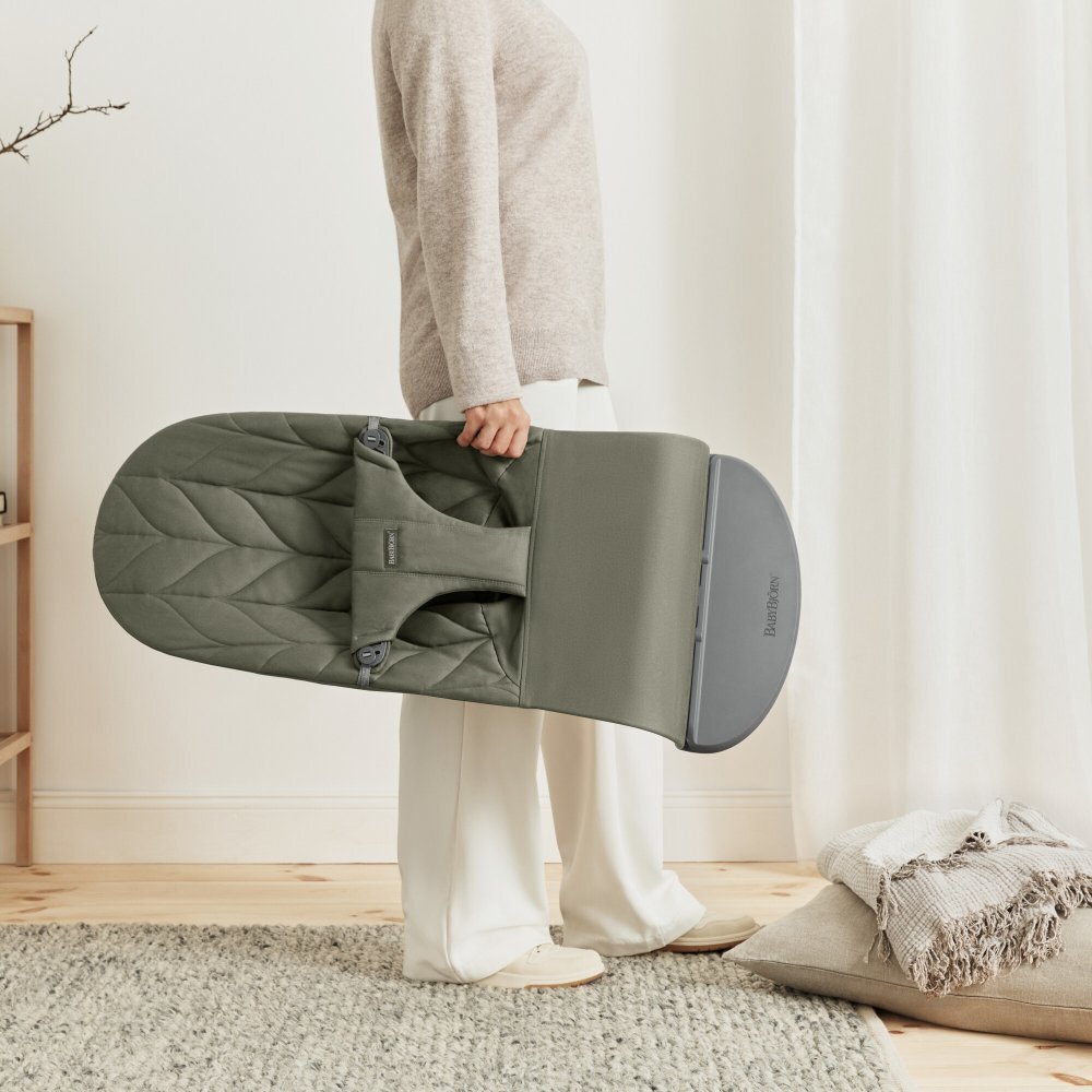BabyBjorn Balansoar Bliss Dark Green cu aspect delicat de petala tesatura matlasata