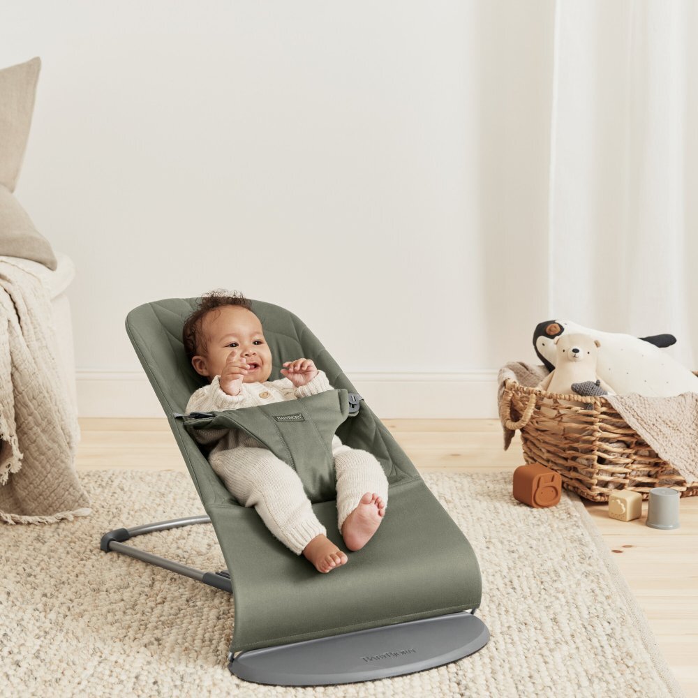 BabyBjorn Balansoar Bliss Dark Green cu aspect delicat de petala tesatura matlasata