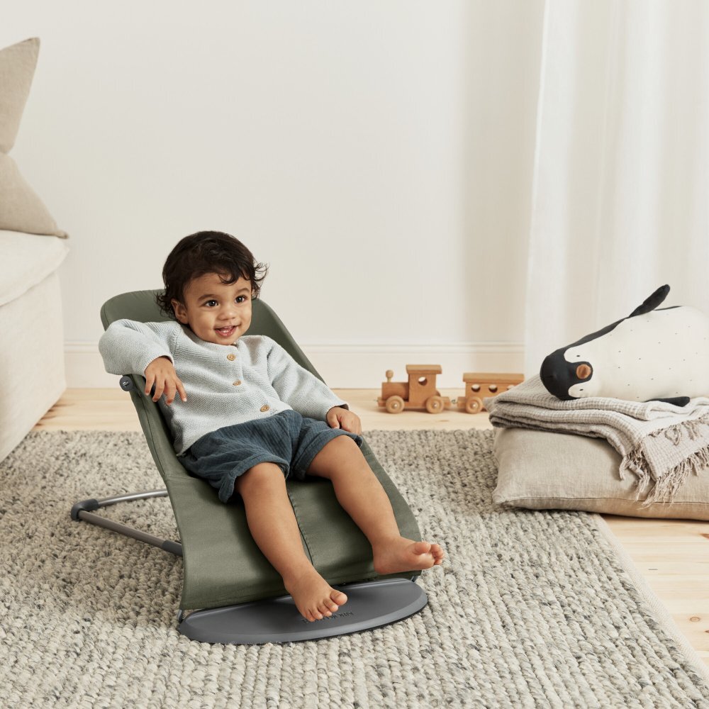 BabyBjorn Balansoar Bliss Dark Green cu aspect delicat de petala tesatura matlasata