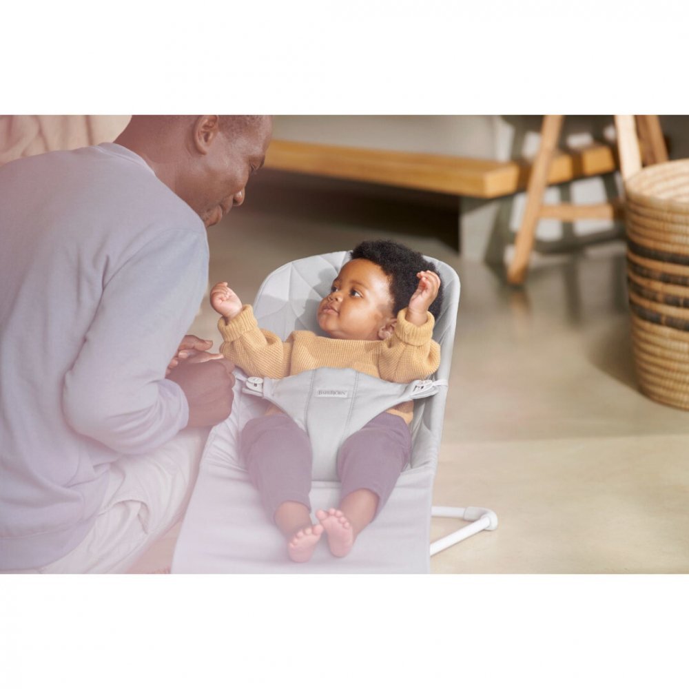BabyBjorn Balansoar Bliss Light Grey din tesatura matlasata cu aspect delicat de petala