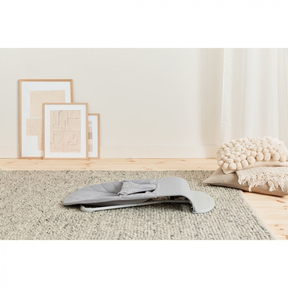 BabyBjorn Balansoar Bliss Light Grey din tesatura matlasata cu aspect delicat de petala