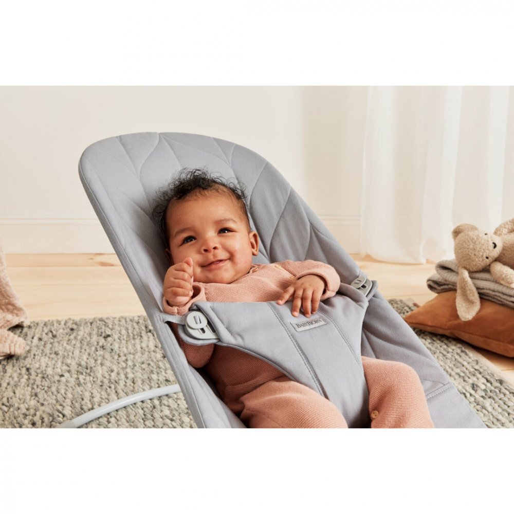BabyBjorn Balansoar Bliss Light Grey din tesatura matlasata cu aspect delicat de petala