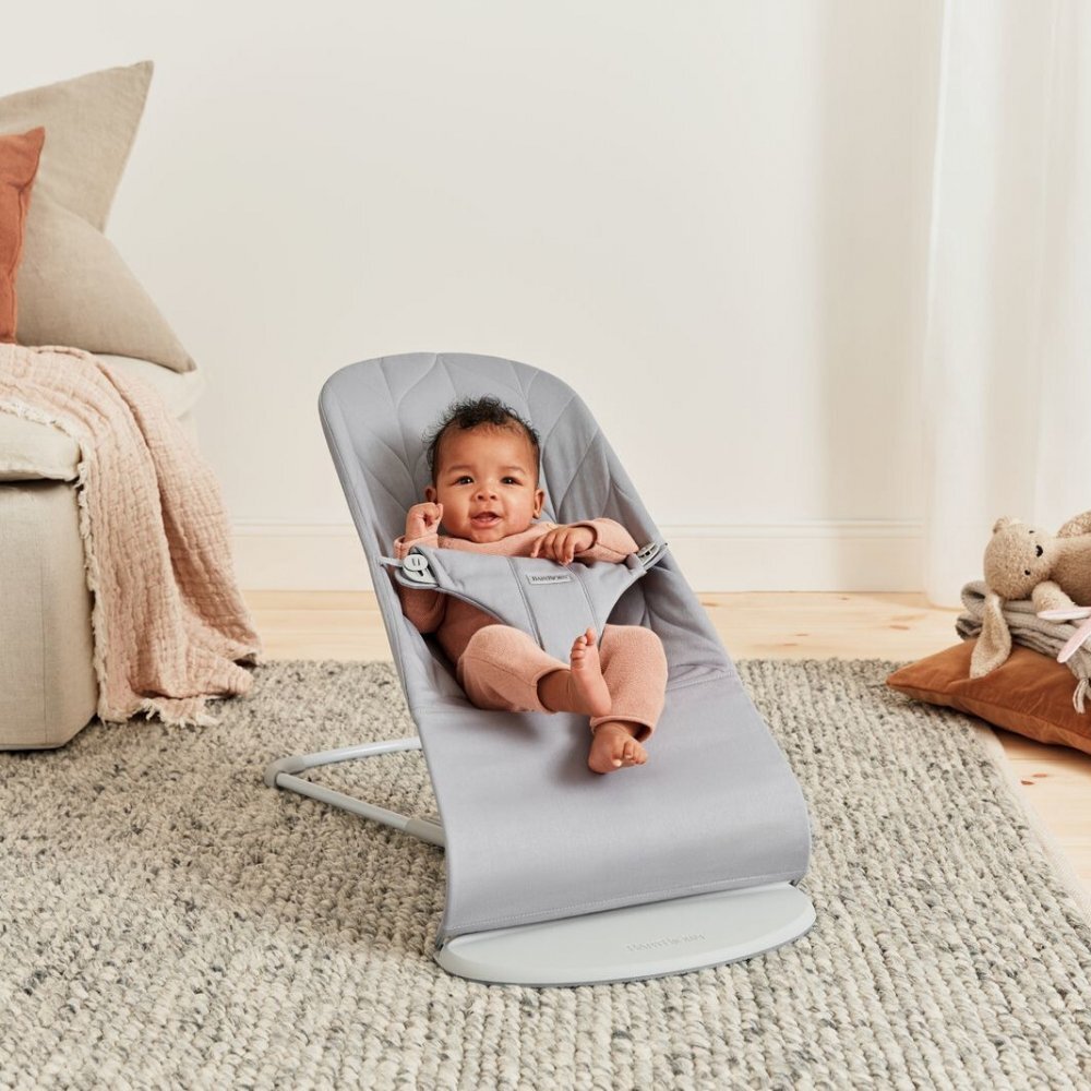 BabyBjorn Balansoar Bliss Light Grey din tesatura matlasata cu aspect delicat de petala