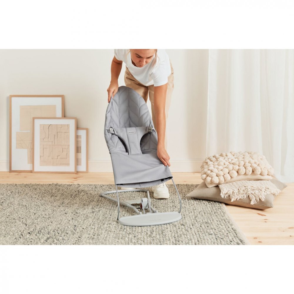 BabyBjorn Balansoar Bliss Light Grey din tesatura matlasata cu aspect delicat de petala