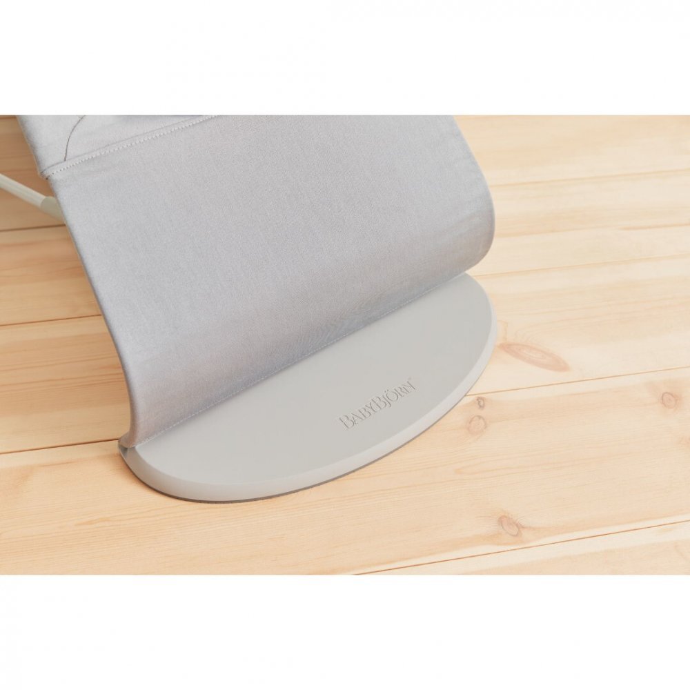 BabyBjorn Balansoar Bliss Light Grey din tesatura matlasata cu aspect delicat de petala