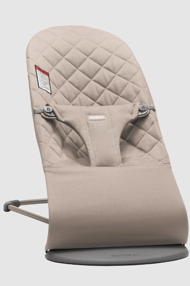 BabyBjorn Balansoar Bliss Sand Grey din tesatura matlasata cu aspect clasic cu bara de jucarii