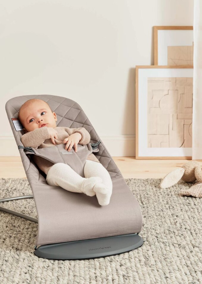BabyBjorn Balansoar Bliss Sand Grey din tesatura matlasata cu aspect clasic cu bara de jucarii