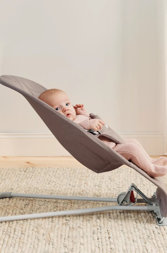 BabyBjorn Balansoar Bliss Sand Grey din tesatura matlasata cu aspect clasic cu bara de jucarii