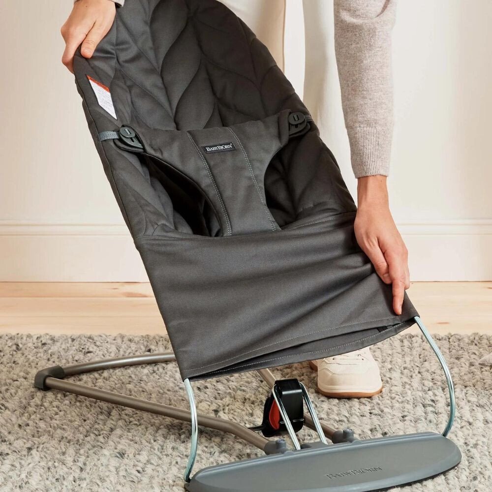 BabyBjorn Balansoar cu aspect delicat de petala tesatura matlasata Bliss Anthracite