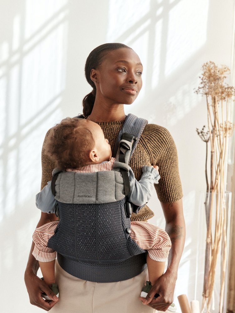 BabyBjorn Marsupiu anatomic cu multiple pozitii de purtare colectia Harmony 3D Mesh Anthracite Editie Limitata