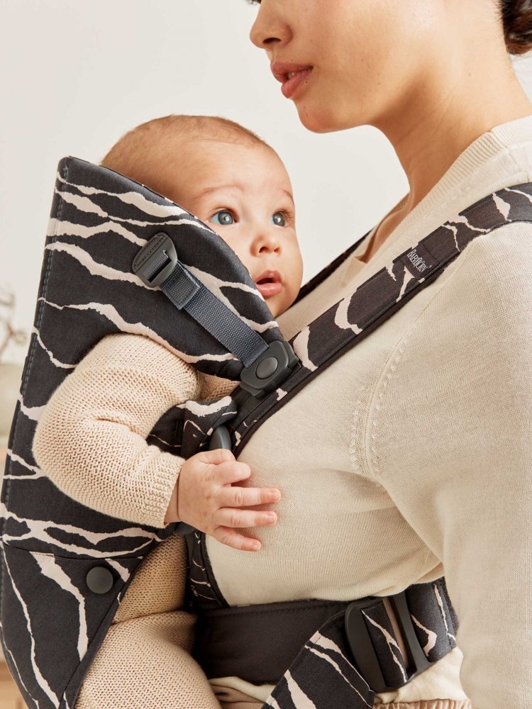 BabyBjorn Marsupiu anatomic cu multiple pozitii de purtare Mini AnthraciteLandscape bumbac editie limitata
