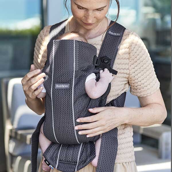 BabyBjorn Marsupiu anatomic Mini cu pozitii multiple de purtare Anthracite 3D Mesh