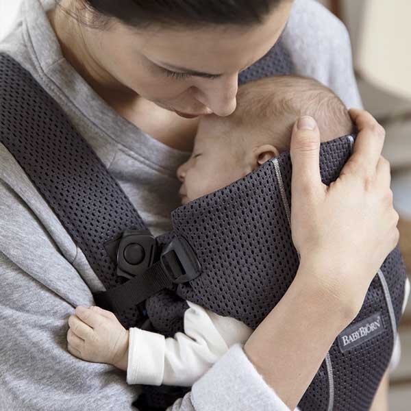 BabyBjorn Marsupiu anatomic Mini cu pozitii multiple de purtare Anthracite 3D Mesh