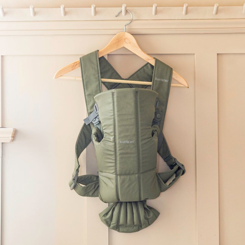 BabyBjorn Marsupiu anatomic Mini cu pozitii multiple de purtare Dark Green Tesatura