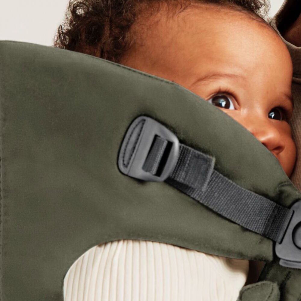 BabyBjorn Marsupiu anatomic Mini cu pozitii multiple de purtare Dark Green Tesatura