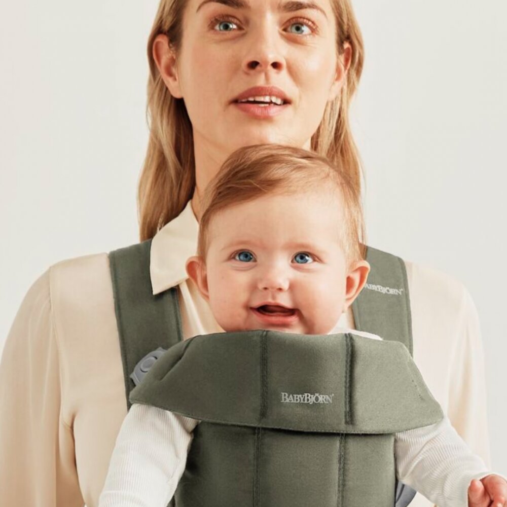 BabyBjorn Marsupiu anatomic Mini cu pozitii multiple de purtare Dark Green Tesatura