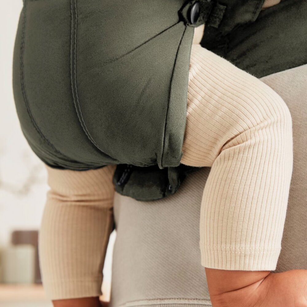 BabyBjorn Marsupiu anatomic Mini cu pozitii multiple de purtare Dark Green Tesatura