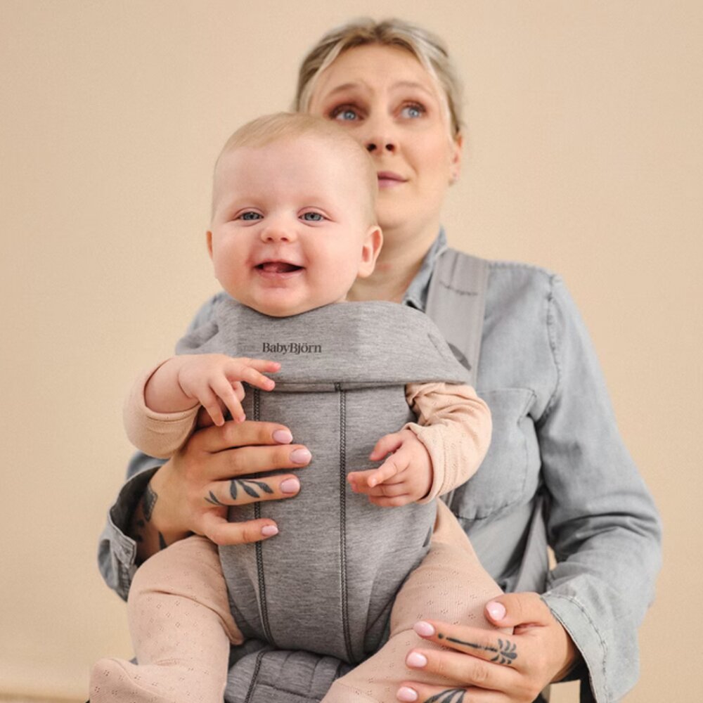 BabyBjorn Marsupiu anatomic Mini cu pozitii multiple de purtare Dusty Pink Tesatura
