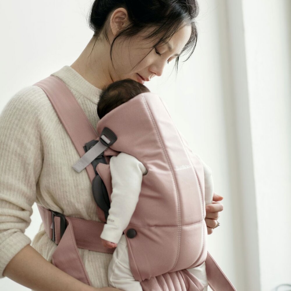 BabyBjorn Marsupiu anatomic Mini cu pozitii multiple de purtare Dusty Pink Tesatura