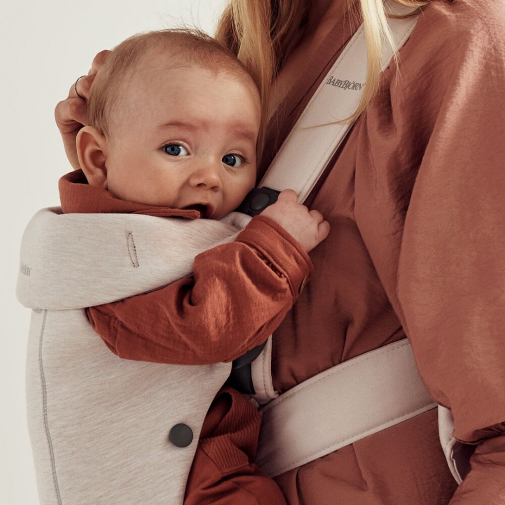 BabyBjorn Marsupiu anatomic Mini cu pozitii multiple de purtare Light Beige 3D Jersey