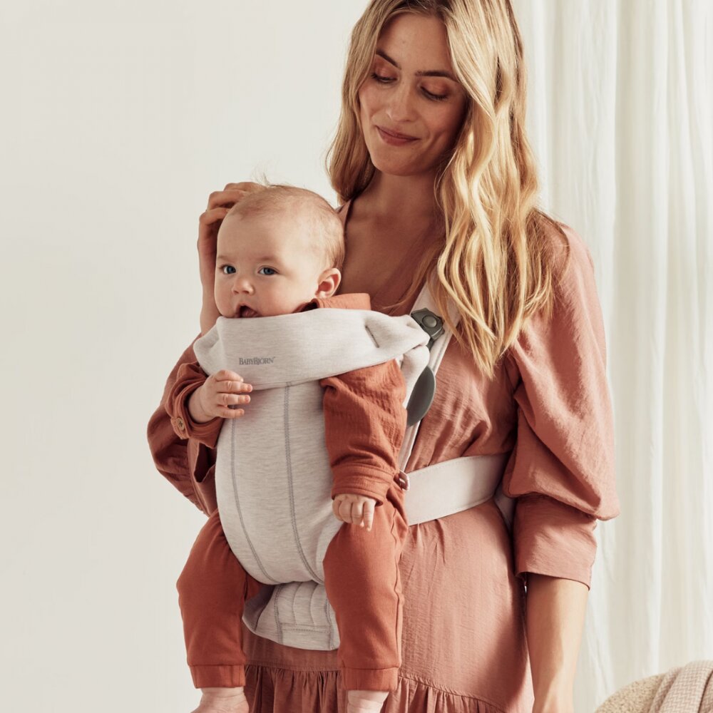 BabyBjorn Marsupiu anatomic Mini cu pozitii multiple de purtare Light Beige 3D Jersey