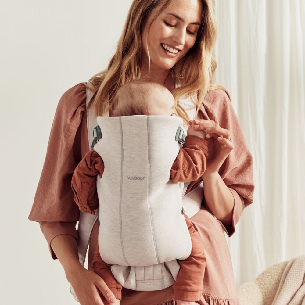 BabyBjorn Marsupiu anatomic Mini cu pozitii multiple de purtare Light Beige 3D Jersey