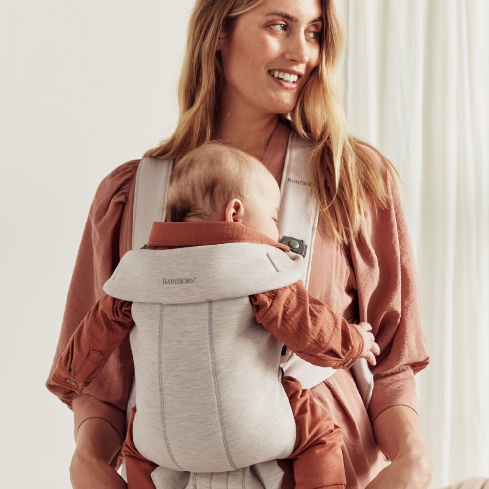 BabyBjorn Marsupiu anatomic Mini cu pozitii multiple de purtare Light Beige 3D Jersey