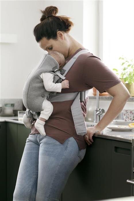 BabyBjorn Marsupiu anatomic Mini cu pozitii multiple de purtare Light Grey 3D Jersey