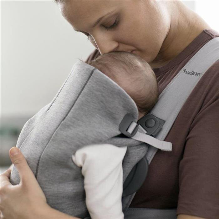 BabyBjorn Marsupiu anatomic Mini cu pozitii multiple de purtare Light Grey 3D Jersey