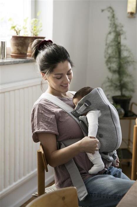 BabyBjorn Marsupiu anatomic Mini cu pozitii multiple de purtare Light Grey 3D Jersey