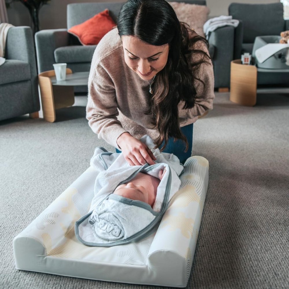 BabyDam Saltea pentru infasat SuperSnug AlbGalben 70x45cm inclinata anti reflux suport lateral