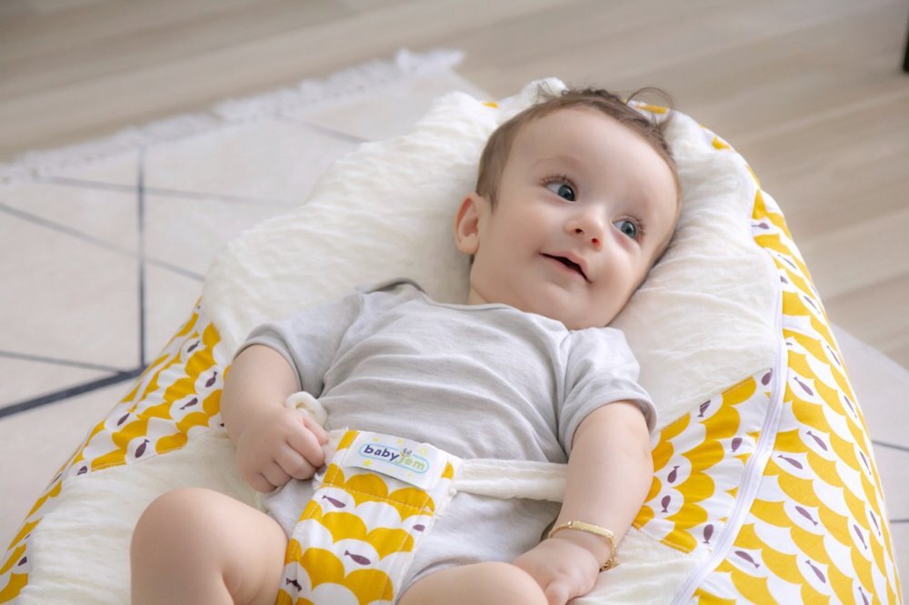 BabyJem Fotoliu pentru bebelusi cu ham de siguranta Baby Bean Bed Galben