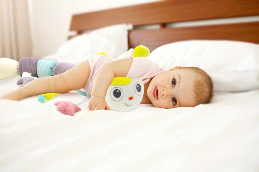 BabyJem Protectie laterala multifunctionala cu jucarii din plus Caterpilar Green