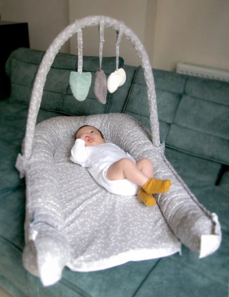 BabyJem Salteluta Baby Nest cu bara jucarii Between parents Gri