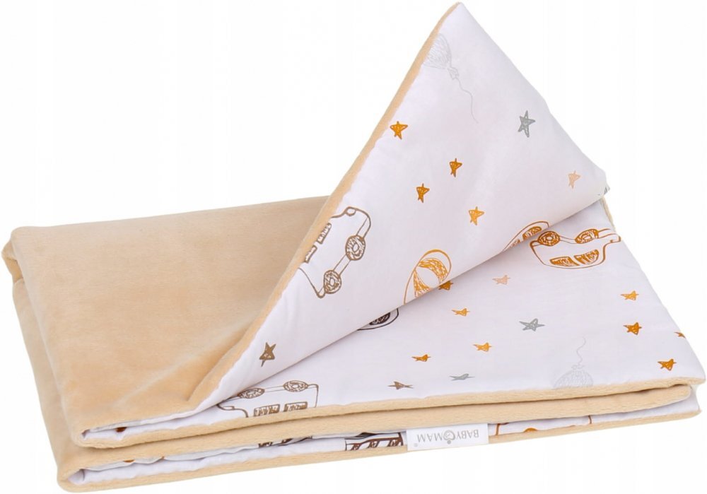 BabyMam Paturica pentru copii Beige Cars realizata cu doua fete din bumbac si din plus pufos dimensiune 75 x 50 cm