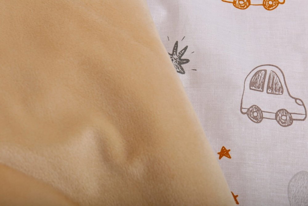 BabyMam Paturica pentru copii Beige Cars realizata cu doua fete din bumbac si din plus pufos dimensiune 75 x 50 cm