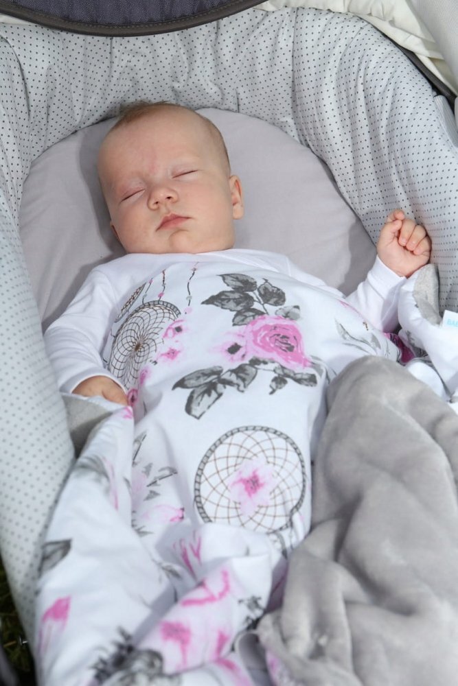 BabyMam Paturica pentru copii flowers realizata cu doua fete din bumbac si din plus pufos dimensiune 75 x 50 cm