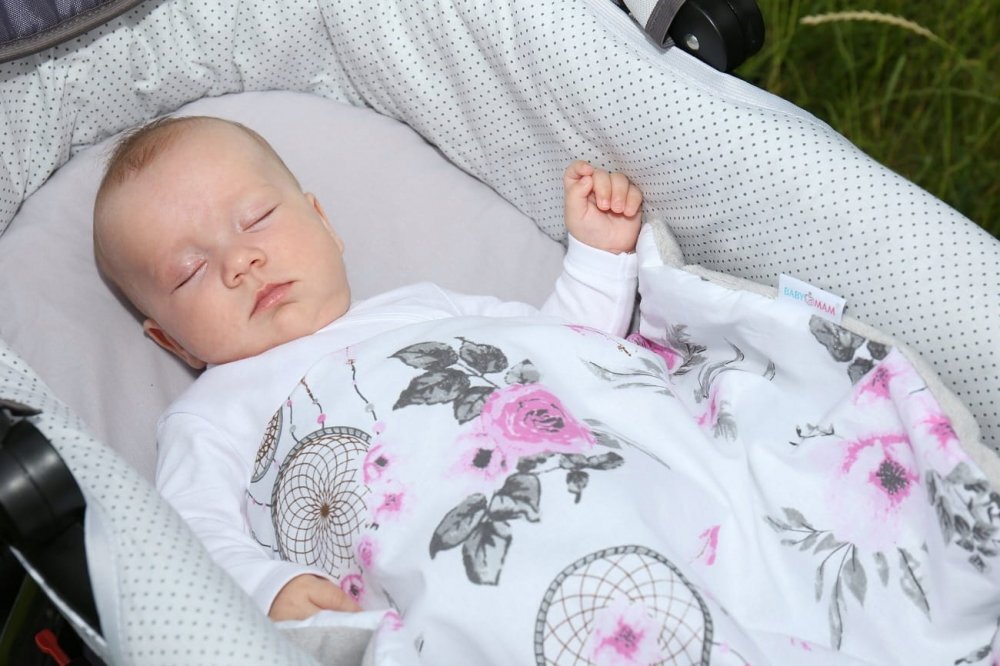 BabyMam Paturica pentru copii flowers realizata cu doua fete din bumbac si din plus pufos dimensiune 75 x 50 cm