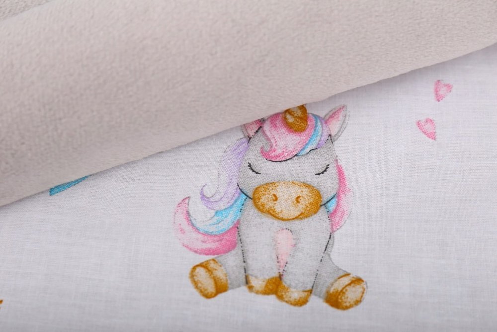BabyMam Paturica pentru copii Pink Unicorn realizata cu doua fete din bumbac si din plus pufos dimensiune 75 x 50 cm