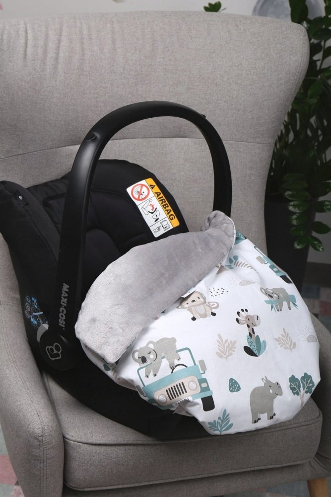 BabyMam Paturica pentru copii Safari realizata cu doua fete din bumbac si din plus pufos dimensiune 75 x 50 cm