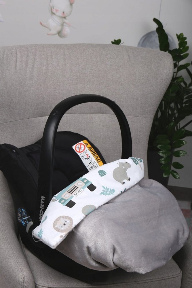 BabyMam Paturica pentru copii Safari realizata cu doua fete din bumbac si din plus pufos dimensiune 75 x 50 cm