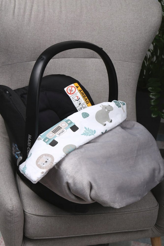 BabyMam Paturica pentru copii Safari realizata cu doua fete din bumbac si din plus pufos dimensiune 75 x 50 cm