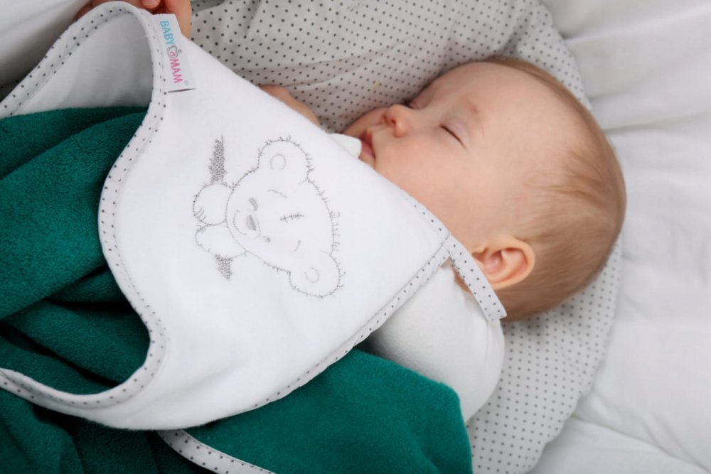 BabyMam Prosop de baie pentru copii prevazut cu capison decorat cu broderie vesela 100 bumbac dimensiune 100 x 100 cm Teddy Bear Green