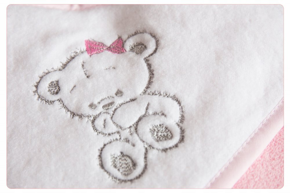 BabyMam Prosop de baie pentru copii prevazut cu capison decorat cu broderie vesela 100 bumbac dimensiune 100 x 100 cm Teddy Bear Pink