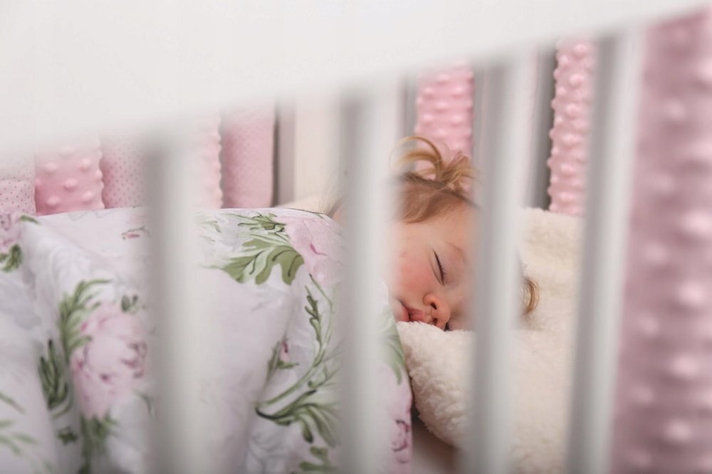 BabyMam Set 20 de protectii individuale pentru patut copii o parte 100 bumbac si cealalta parte din minky moale fixare cu benzi velcro Pink