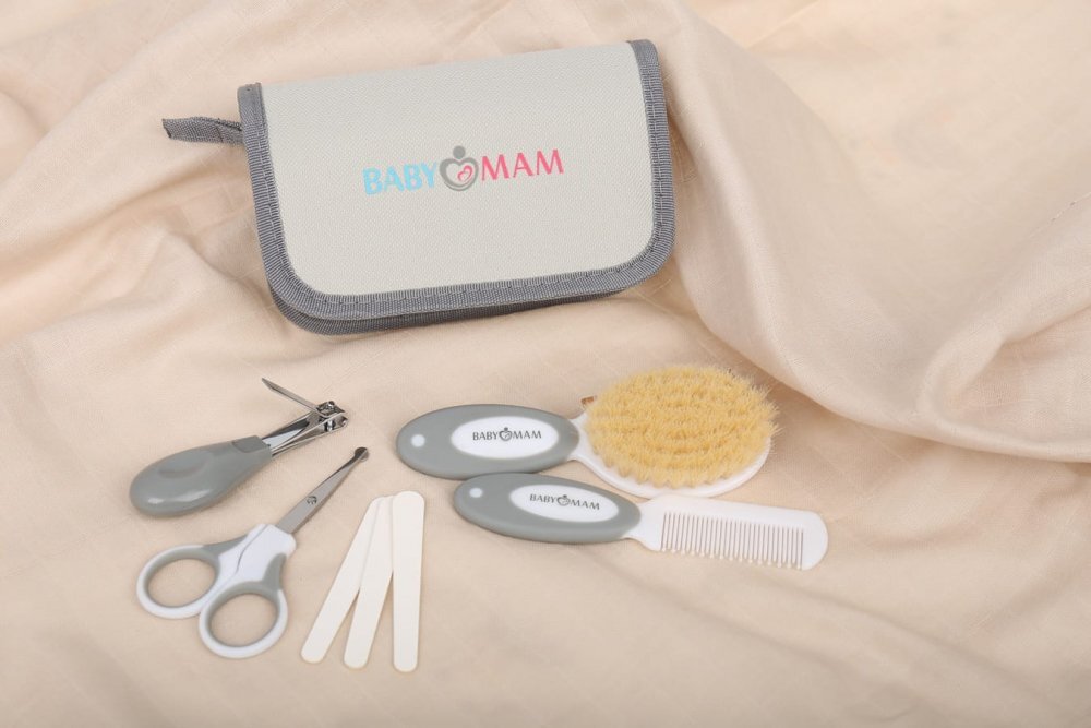BabyMam Set de ingrijire pentru bebelusi si copii cu 6 piese esentiale in husa compacta de depozitare